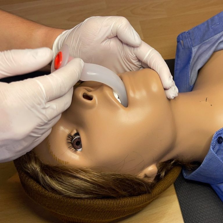 Guedel-Tubus während der Atemwegssicherung am Beispiel eines Schulungsphantoms