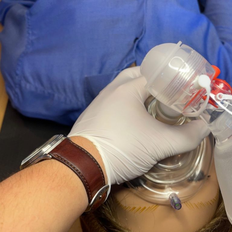 Beatmungsbeutel während der Beatmung eines Schulungsphantoms