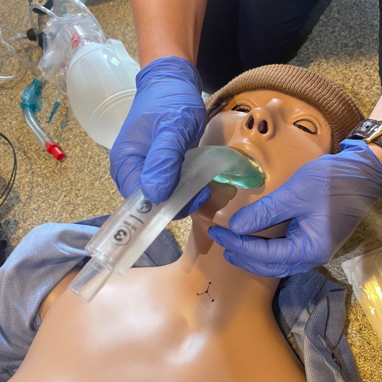 Einführen einer supraglottischen Atemwegshilfe an einem Schulungsphantom